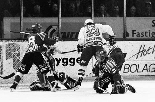 Malmös Peter Sundström framför brynäs målvakt Michael