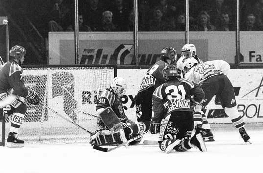 Malmös Peter Sundström framför brynäs målvakt Michael