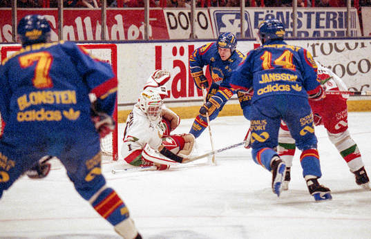 Charles Berglund framför Anders Bergman, målvakt i