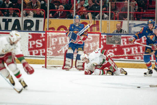 Håkan Loob, Färjestad åker in i Tommy Söderström,