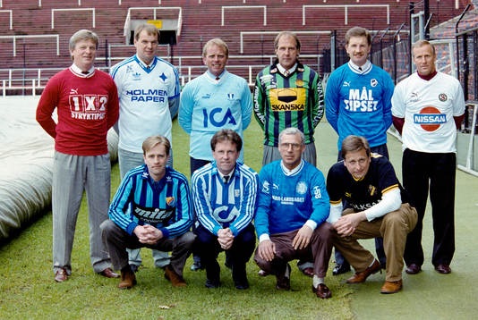 De allsvenska tränarna, bakre raden fr.v. Hans Backe,