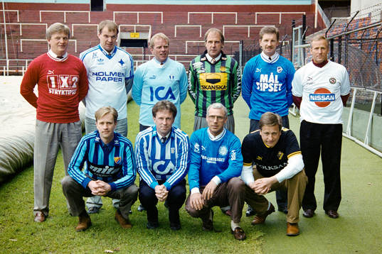 De allsvenska tränarna, bakre raden fr.v. Hans Backe,