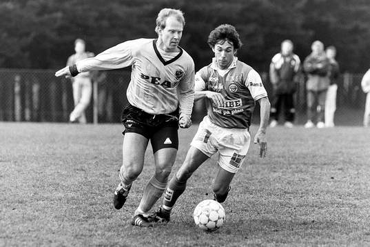 Lars-Olof Persson, Hässleholm med bollen utmanas av