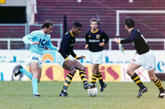 Pascal Simpson, AIK med bollen