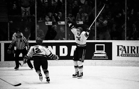 Mats Sundin och Håkan Loob, Sverige, jublar