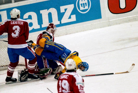 Mats Näslund i en tuff närkamp framför kanadas målvakt