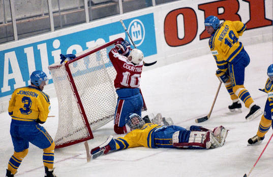 Tommy Söderström, målvakt, Sverige ser kanadas Courtnall