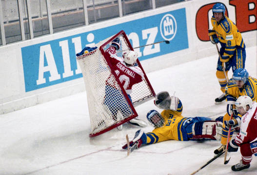 Tommy Söderström, målvakt, Sverige ser kanadas Courtnall