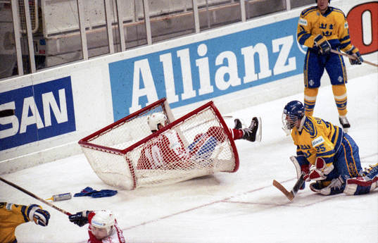 Tommy Söderström, målvakt, Sverige ser kanadas Courtnall
