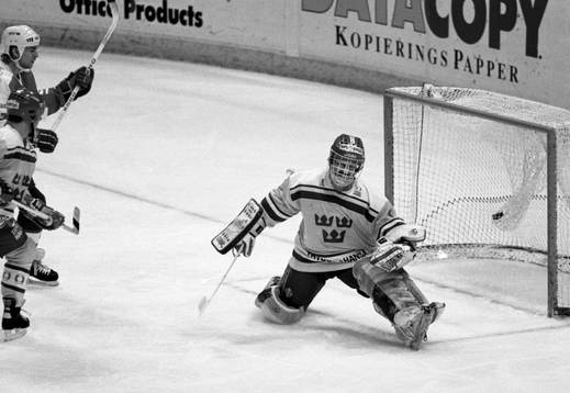 Peter Lindmark målvakt i Sverige släpper in en puck