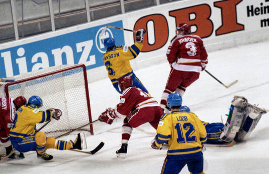 Pavel Bure, Sovjet gör mål på Peter Lindmark, målvakt i