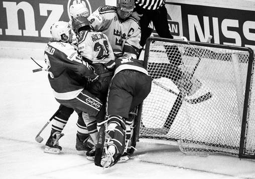 Mats Näslund och Thomas Rundqvist framför kanadas mål