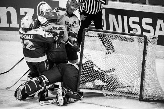 Mats Näslund och Thomas Rundqvist framför kanadas mål