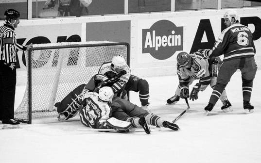 Jan Viktorsson i kamp framför USA´s målbur