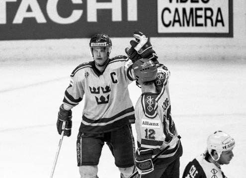 Thomas Rundqvist och Håkan Loob jublar