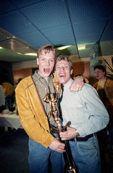 Mats Sundin och Jonas Bergqvist med pokalen
