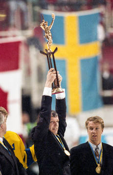 Sveriges förbundskapten Conny Evensson höjer pokalen och