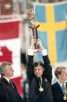 Curt Lundmark och Conny Evensson, förbundskapten höjer