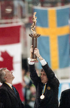 Curt Lundmark och Conny Evensson, förbundskapten höjer