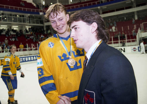 Mats Sundin gratuleras av kanadensare vid prisutdelningen