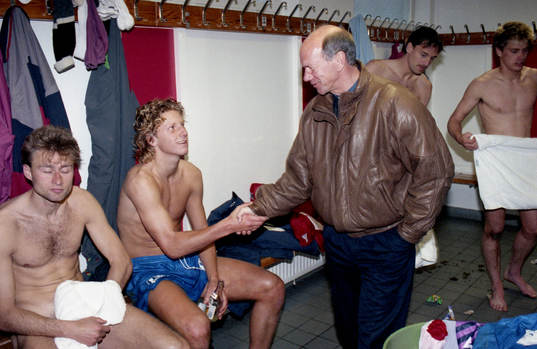 Tommy Svensson skakar han med Jesper Jansson, Öster