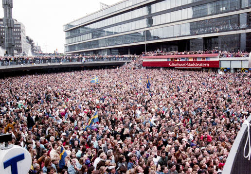 Massor av folk på Sergels Torg