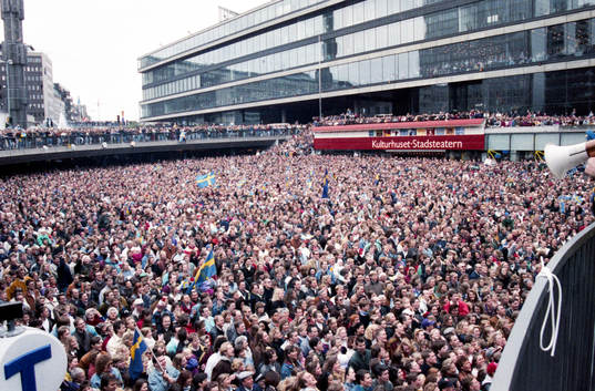 Massor av folk på Sergels Torg