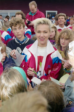 Marie Fredriksson, skriver autografer