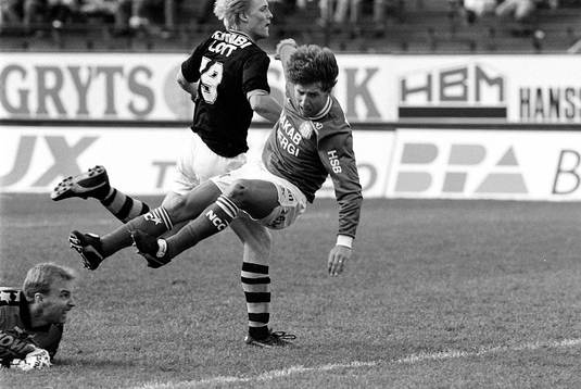 Johan Mjällby, AIK går hårt fram mot Leif Forsberg,
