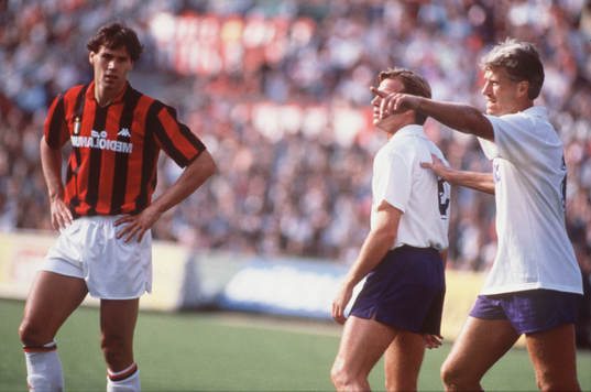 Glenn Hysén pekar mot Marco Van Basten. Milan - Fiorentina