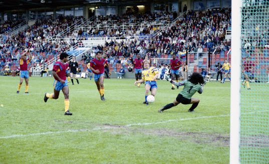 Tomas Brolin, Sverige överlistar René Higuita, målvakt,
