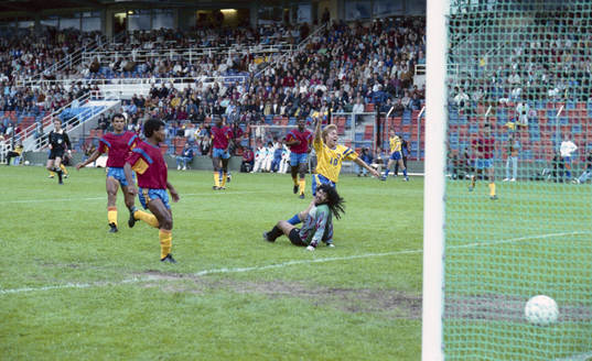 Tomas Brolin, Sverige överlistar René Higuita, målvakt,