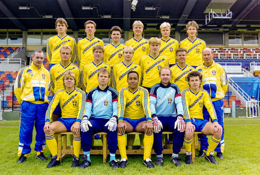 övre fr.v: Magnus Erlingmark, Mats Gren, Anders Limpar,
