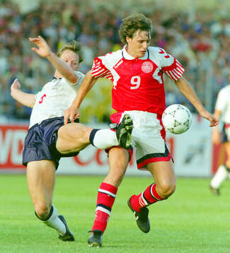 Denmarks Flemming Povlsen (R) against Englands Stuart Pearce