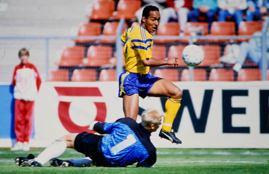 Sveriges Martin Dahlin mot Danmarks Peter Schmeichel