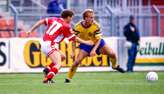 Sveriges Jonas Thern i kamp mot Danmarks John ”Faxe”