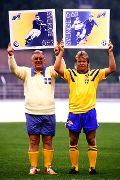 Gunnar Nordahl och Tomas Brolin visar nya frimärken före