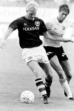 Kamp om bollen. Peter Larsson, AIK och Richard Larsson