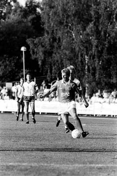 Stefan Schwarz med bollen