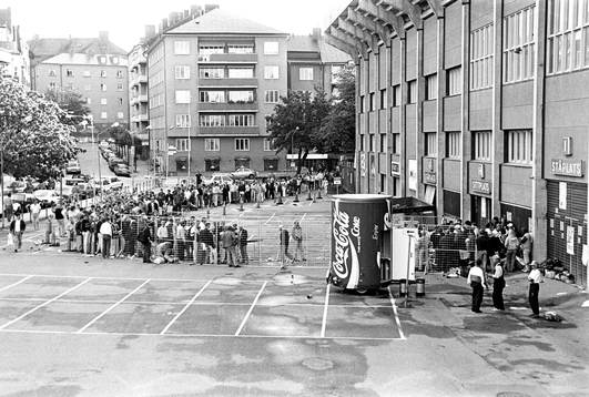 Biljetterna till EM 92 släpps och långa köer utanför
