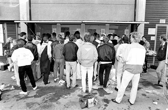 Biljetterna till EM 92 släpps och långa köer utanför