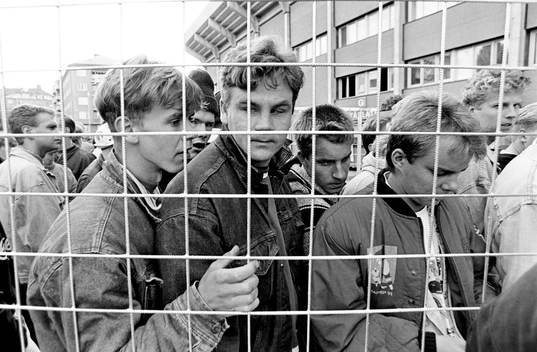 Biljetterna till EM 92 släpps och långa köer utanför