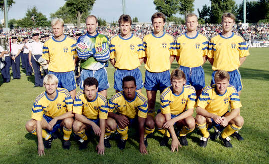 Bakre raden fr. v: Peter Larsson, Thomas Ravelli, Roger