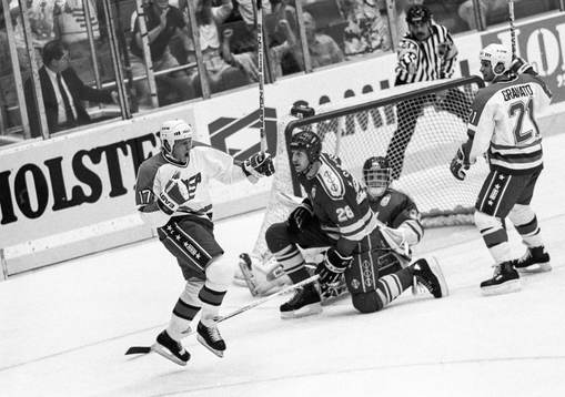 Kjell Samuelsson, på knä och Jeremy Roenick, USA jublar