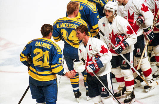 Börje Salming gratulerar Wayne Gretzky till segern