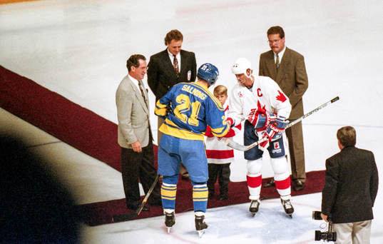 Börje Salming hälsar på Wayne Gretzky innan nedsläpp