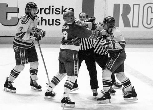 Lite bråk i matchen som domarna försöker stoppa