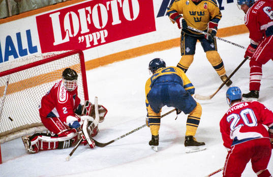 Ulf Dahlén gör mål på tjeckernas målvakt Dominik Hasek