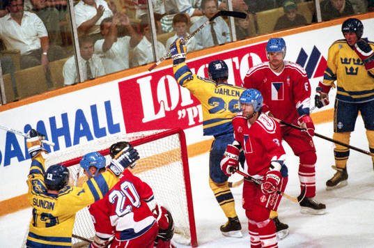 Ulf Dahlén gör mål på tjeckernas målvakt Dominik Hasek