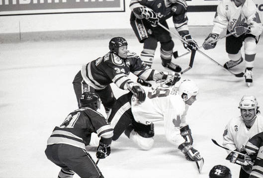 Mikael Andersson crosscheckar Eric Lindros